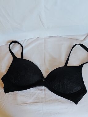 Victoria's Secret Black Lace Underwire Bra with Subtle Charm